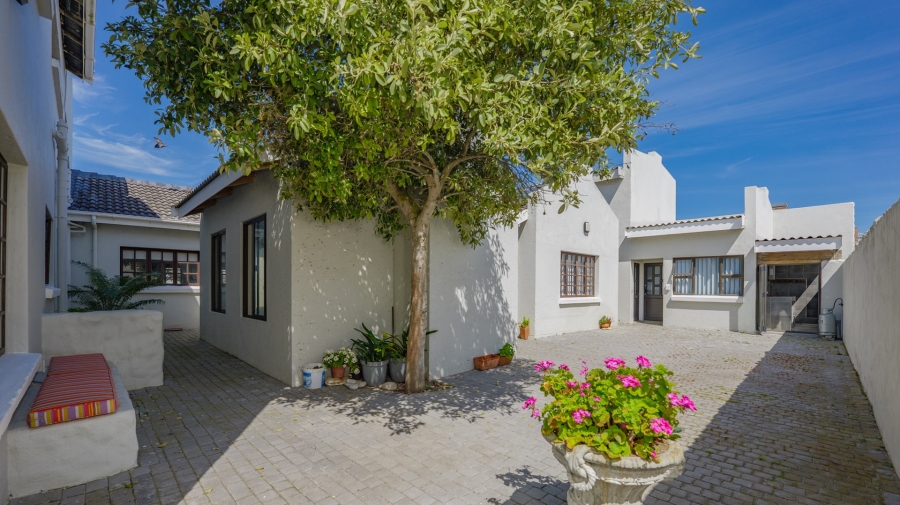 5 Bedroom Property for Sale in Struisbaai Western Cape